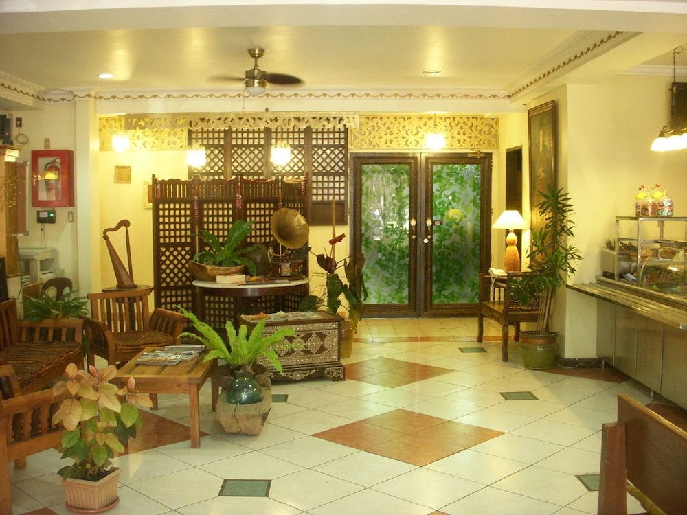 plaza maria luisa suites inn