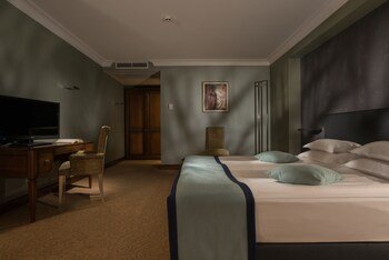 rosslyn thracia hotel