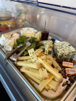 standing hotel suites by actisource