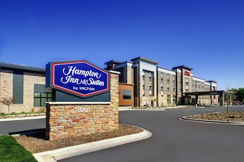 hampton inn and suites milwaukee west