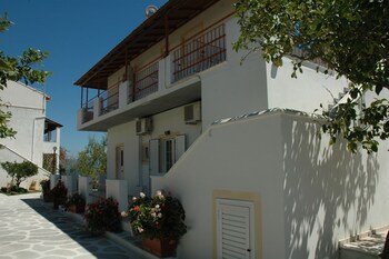 likourgos beach apartments