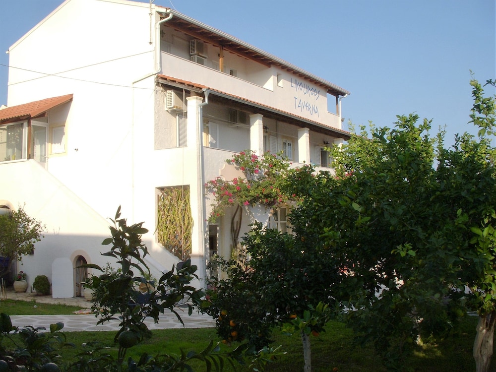 likourgos beach apartments