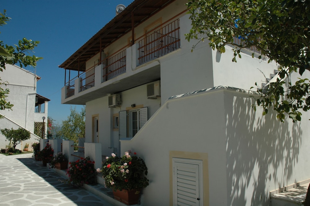 likourgos beach apartments