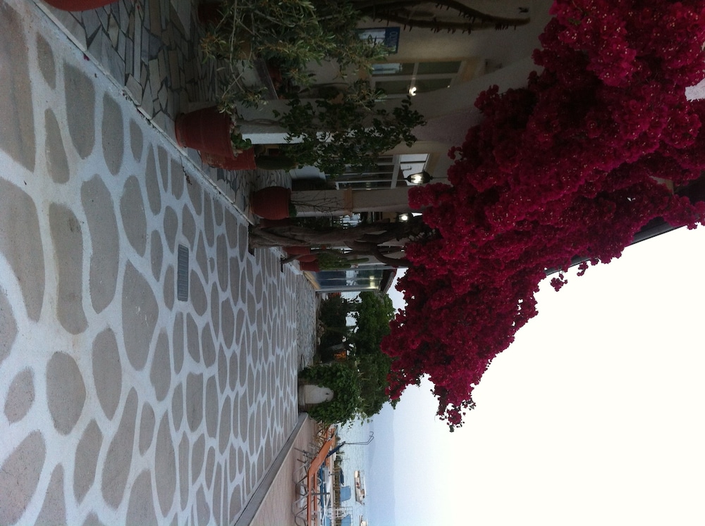 likourgos beach apartments