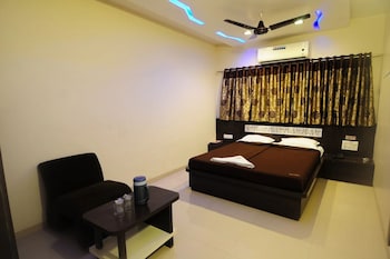 hotel skylawn surat