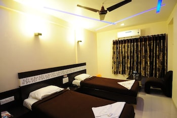 hotel skylawn surat