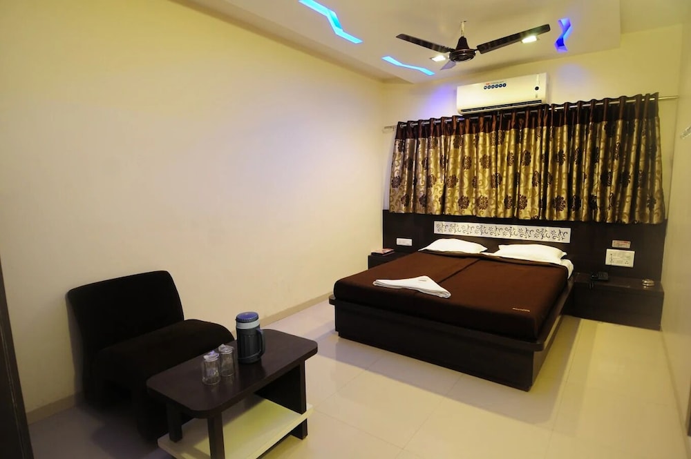 hotel skylawn surat