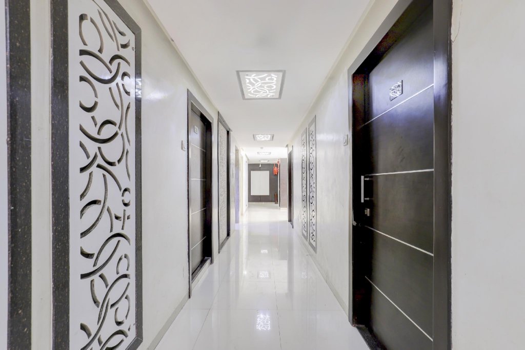 hotel skylawn surat