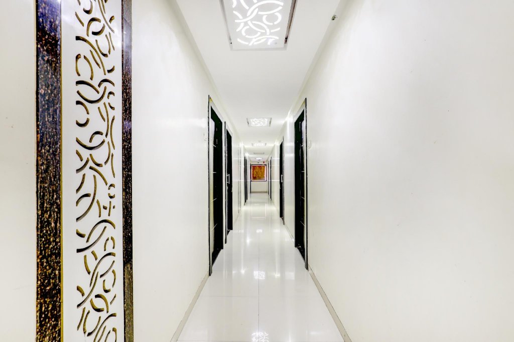 hotel skylawn surat