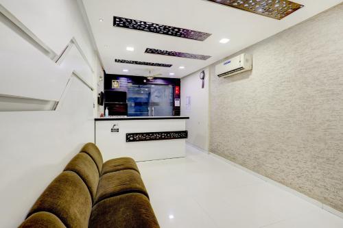 hotel skylawn surat