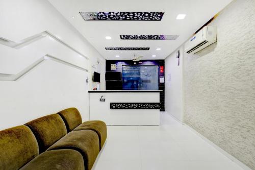 hotel skylawn surat