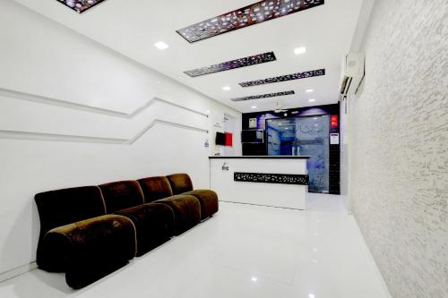 hotel skylawn surat