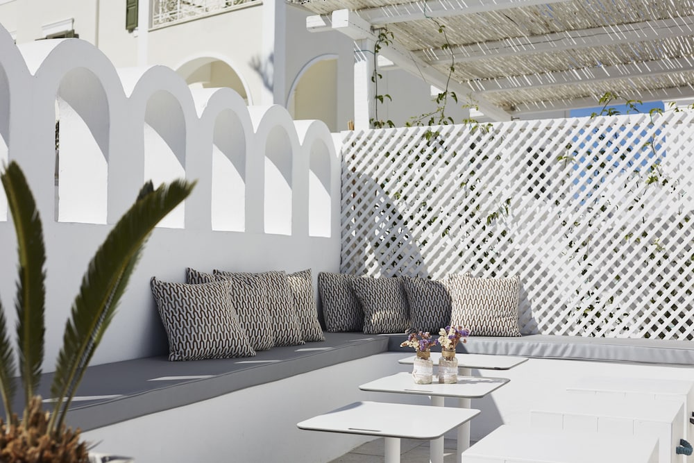 loizos stylish residences