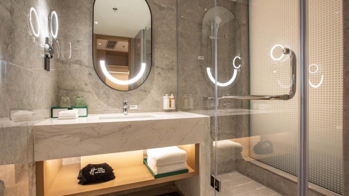 holiday inn shanghai nanjing road by ihg