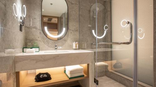 holiday inn shanghai nanjing road by ihg