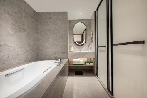 holiday inn shanghai nanjing road by ihg