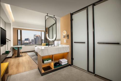 holiday inn shanghai nanjing road by ihg