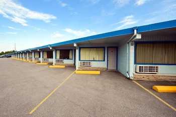 Travelers Inn,Bloomfield>>Belleville,2 star