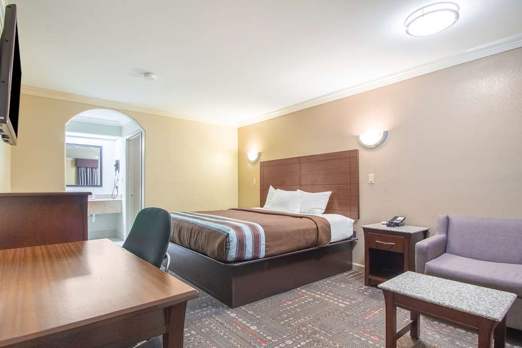 americas best value inn houston heights at i 45