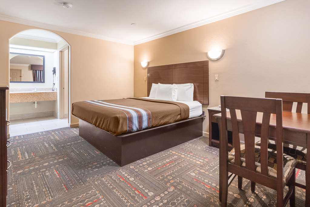 americas best value inn houston heights at i 45