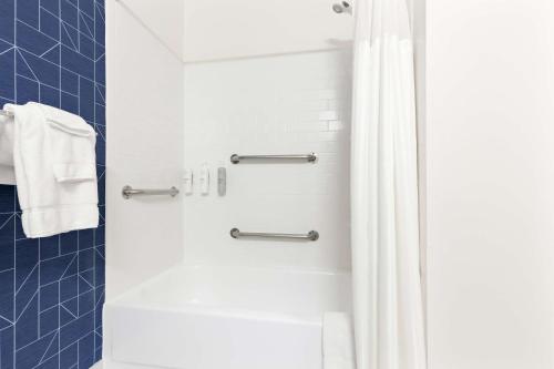 spark by hilton springfield southwest