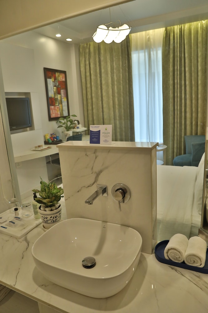 sarovar portico naraina delhi