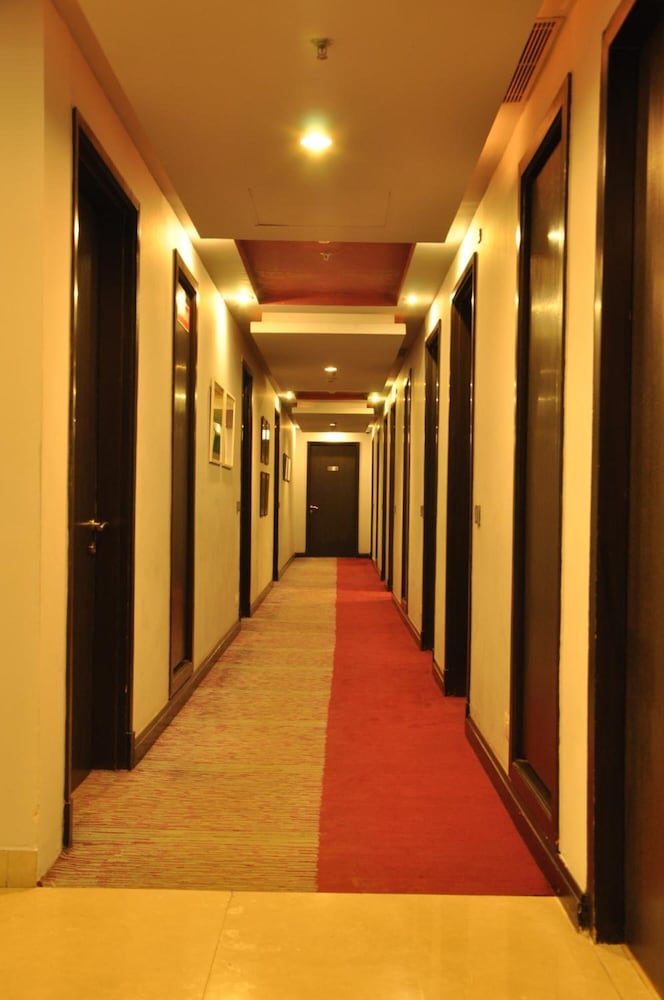 sarovar portico naraina delhi