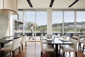 rolling hills hotel