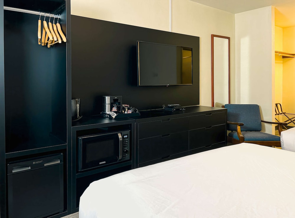 the downtown a coast hotel