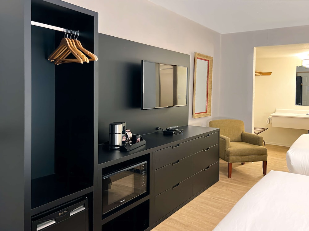 the downtown a coast hotel