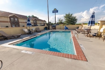 days inn and suites by wyndham commerce