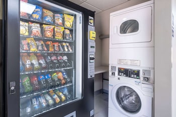 days inn and suites by wyndham commerce