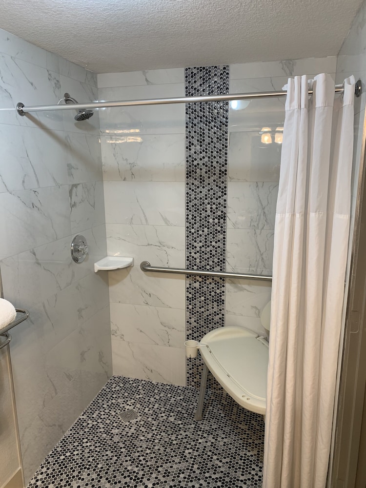 days inn and suites by wyndham commerce