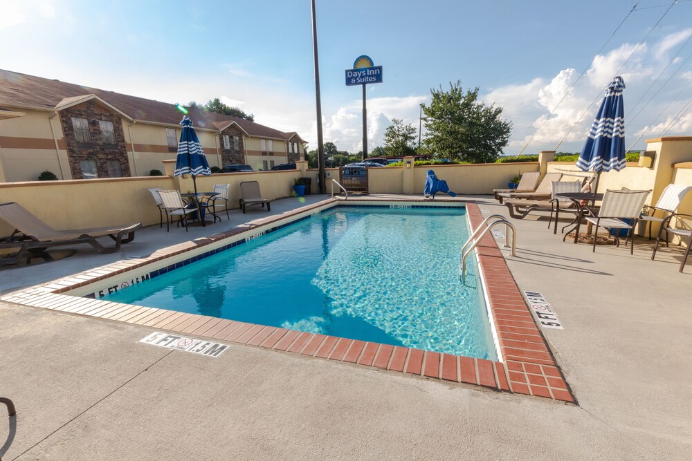 days inn and suites by wyndham commerce