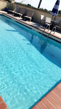 days inn and suites by wyndham commerce