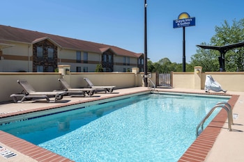 days inn and suites by wyndham commerce