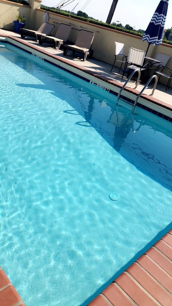 days inn and suites by wyndham commerce