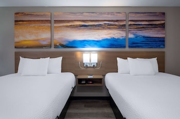 days inn and suites by wyndham commerce