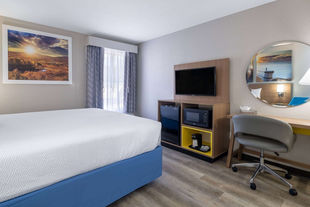 days inn and suites by wyndham commerce