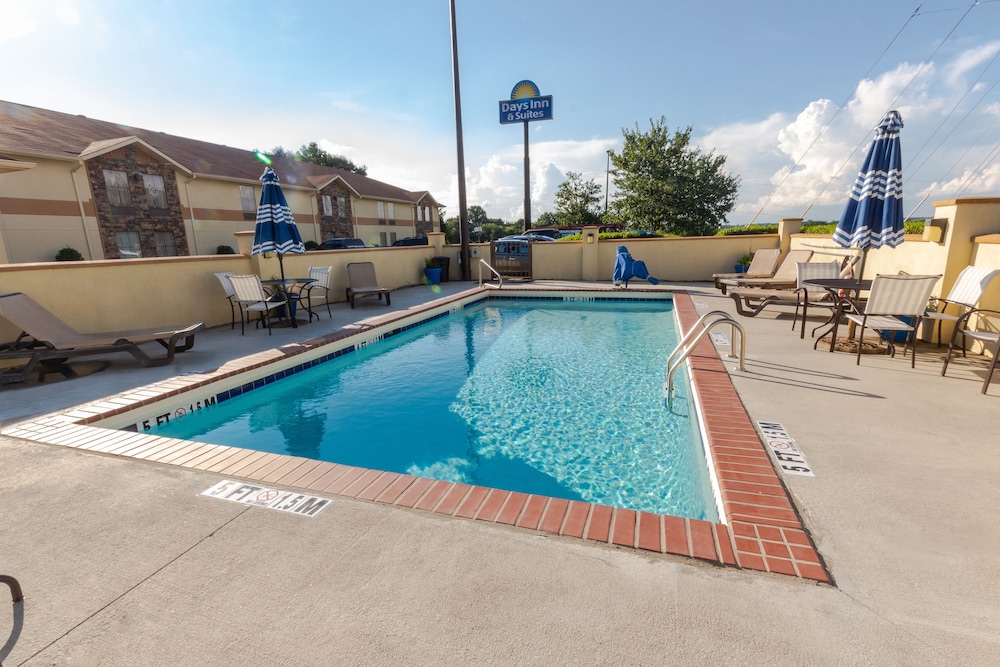 days inn and suites by wyndham commerce