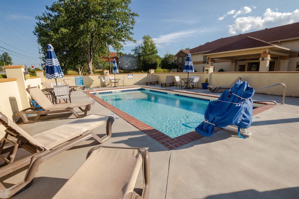 days inn and suites by wyndham commerce