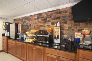 days inn and suites by wyndham commerce