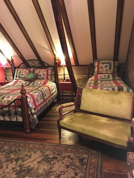 Dupriest Room 1 Bedroom By Main Street Bed & Breakfast,208 East Main Street,3 star