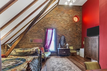 Dupriest Room 1 Bedroom By Main Street Bed & Breakfast,208 East Main Street,3 star