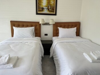 luna hut resort hua hin