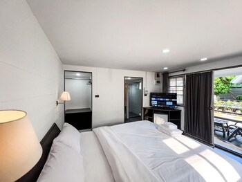 luna hut resort hua hin