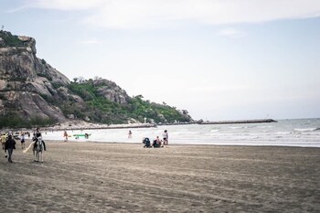 luna hut resort hua hin