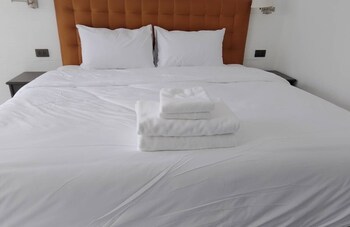 luna hut resort hua hin