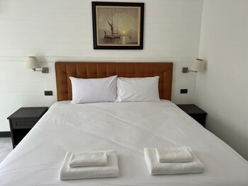 luna hut resort hua hin