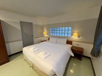 luna hut resort hua hin